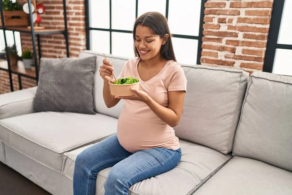 Mujer Latina Joven Embarazada Comiendo Ensalada Sentada Sofá Casa —  Fotos de Stock