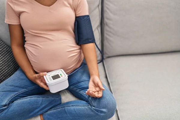 Jonge Latijnse Vrouw Zwanger Met Een Tensiometer Thuis — Stockfoto