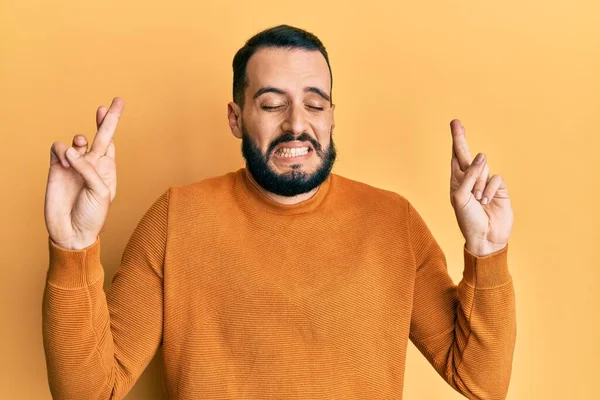 Young Man Beard Wearing Casual Winter Sweater Gesturing Finger Crossed — ストック写真