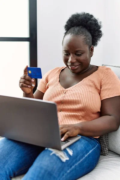 Νεαρή Αφροαμερικανή Γυναίκα Που Χρησιμοποιεί Φορητό Υπολογιστή Και Πιστωτική Κάρτα — Φωτογραφία Αρχείου