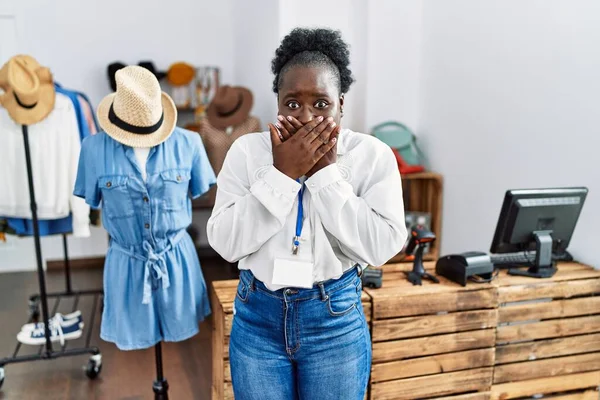 Joven Africana Que Trabajaba Como Gerente Boutique Minorista Sorprendió Cubriendo —  Fotos de Stock