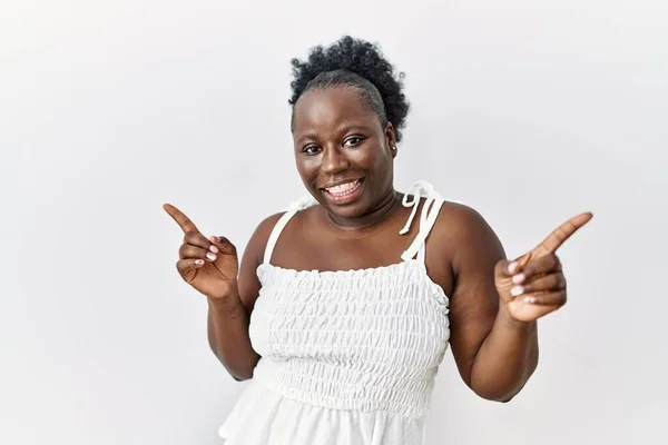 Jeune Femme Africaine Debout Sur Fond Blanc Isolé Souriant Confiant — Photo