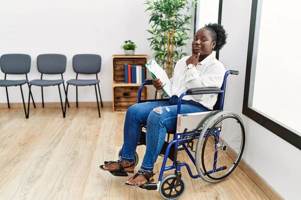 Ung Svart Kvinna Sitter Rullstol Väntrummet Ser Säker Kameran Ler — Stockfoto