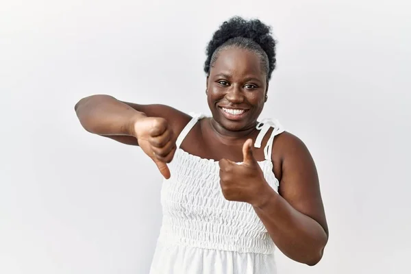 Young African Woman Standing White Isolated Background Doing Thumbs Disagreement — Photo