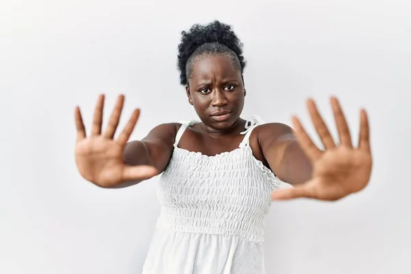 Ung Afrikansk Kvinna Står Över Vit Isolerad Bakgrund Gör Stopp — Stockfoto