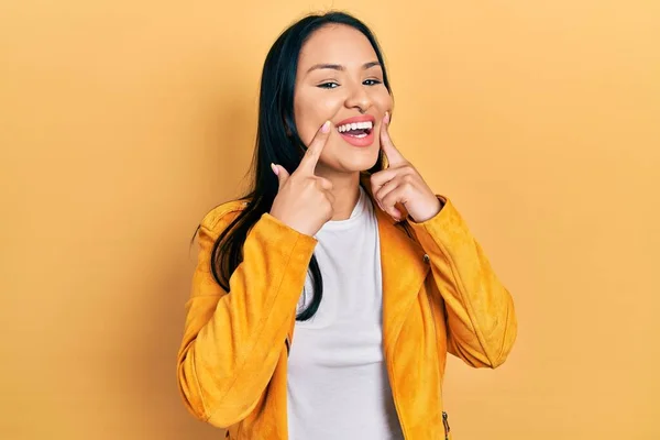 Beautiful Hispanic Woman Nose Piercing Wearing Yellow Leather Jacket Smiling — Photo