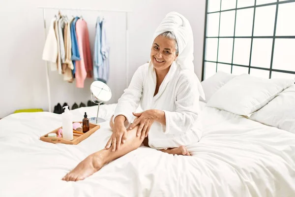 Middle Age Grey Haired Woman Caring Skin Legs Using Hydration — Stock Photo, Image