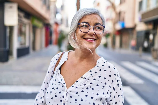 Mujer Mediana Edad Sonriendo Confiada Pie Calle — Foto de Stock