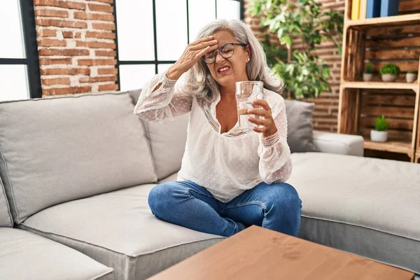 Middle Age Woman Suffering Headache Drinking Water Home — Stock Photo, Image