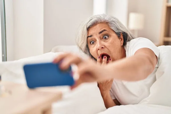 Femme Âge Moyen Réveiller Tard Couché Sur Lit Dans Chambre — Photo