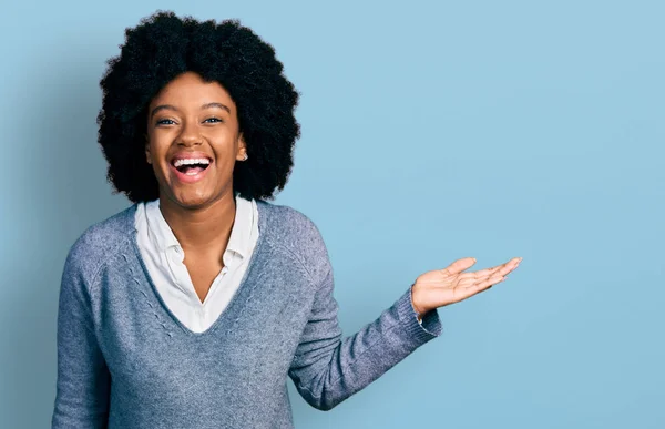 Молода Афроамериканська Жінка Представляє Відкритою Долонею Посміхається Сміється Голосно Тому — стокове фото