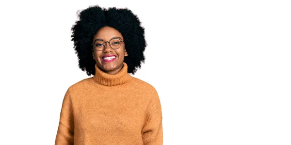 Ung Afrikansk Amerikansk Kvinna Bär Casual Kläder Ser Positiv Och — Stockfoto