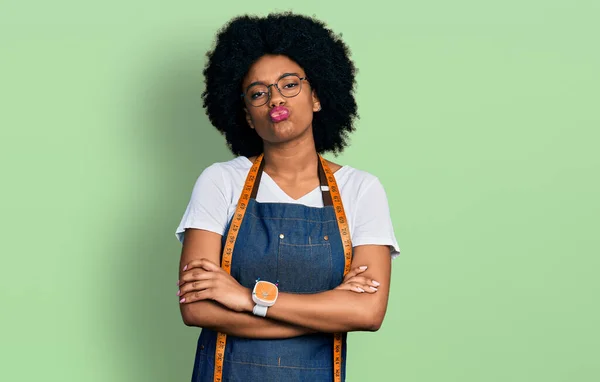 Jonge Afro Amerikaanse Vrouw Kleedmaakster Ontwerper Draagt Atelier Schort Kijken — Stockfoto