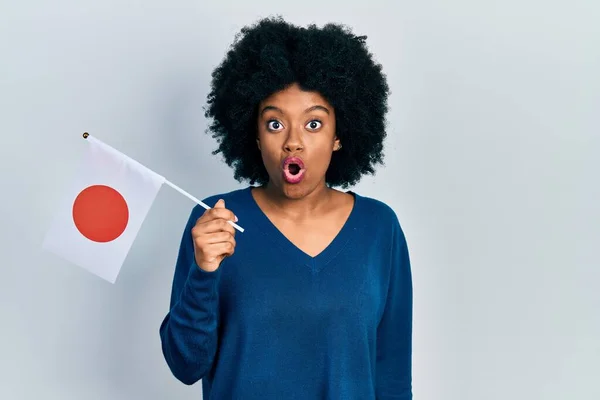 Genç Afro Amerikan Kadını Elinde Japon Bayrağı Tutarken Ağzı Açık — Stok fotoğraf
