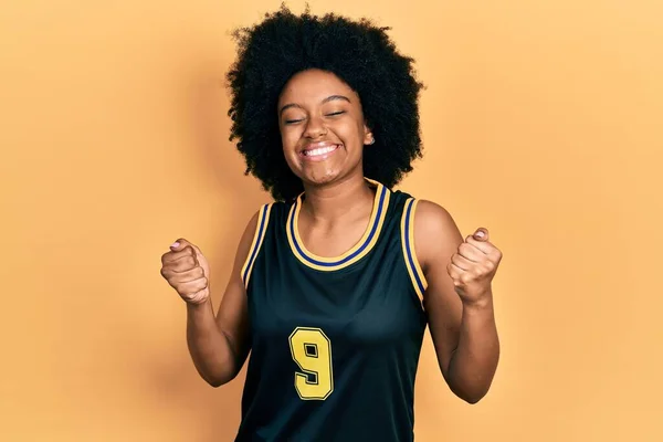 Young African American Woman Wearing Basketball Uniform Very Happy Excited — Fotografia de Stock