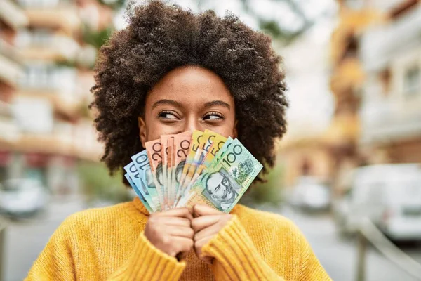 Mladá Africká Americká Dívka Zakrývající Tvář Australskými Dolary Městě — Stock fotografie