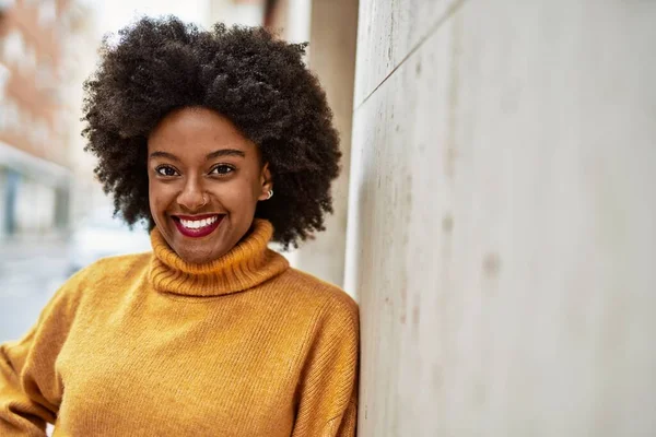 若いアフリカ系アメリカ人の女の子が笑顔で街に立って — ストック写真