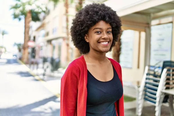 Ung Afrikansk Amerikansk Flicka Ler Lycklig Stående Vid Staden — Stockfoto