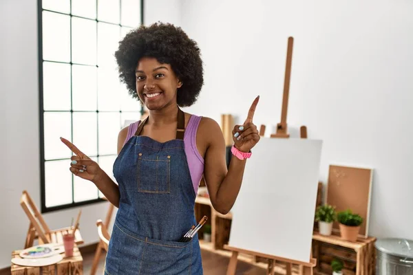 Young African American Woman Afro Hair Art Studio Smiling Confident — Stock Photo, Image