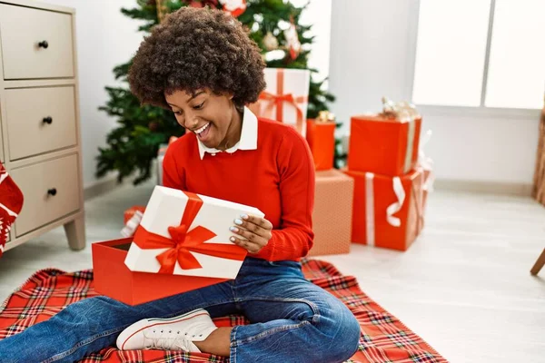 Νεαρή Αφρικάνα Αμερικανίδα Που Ξετυλίγει Δώρα Καθισμένη Στο Χριστουγεννιάτικο Δέντρο — Φωτογραφία Αρχείου