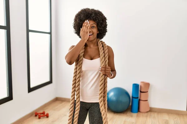 Afro Saçlı Genç Afrikalı Bir Kadın Spor Salonunda Savaş Ipleri — Stok fotoğraf