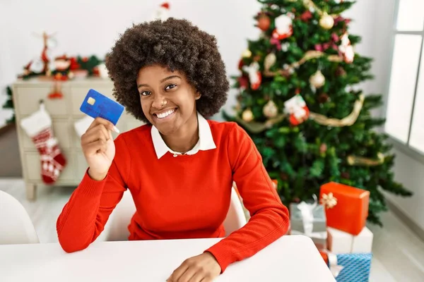 Junge Afroamerikanerin Mit Kreditkarte Sitzt Hause Weihnachtsbaum — Stockfoto