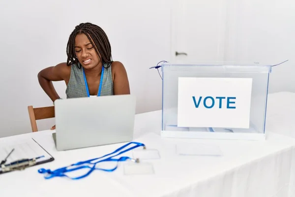 Jonge Afro Amerikaanse Vrouw Die Bij Politieke Verkiezingen Werkt Stemgerechtigd — Stockfoto