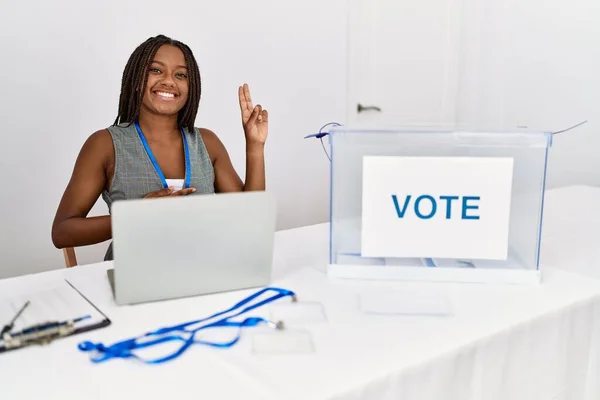 Mujer Afroamericana Joven Que Trabaja Elecciones Políticas Sentada Por Papeleta —  Fotos de Stock