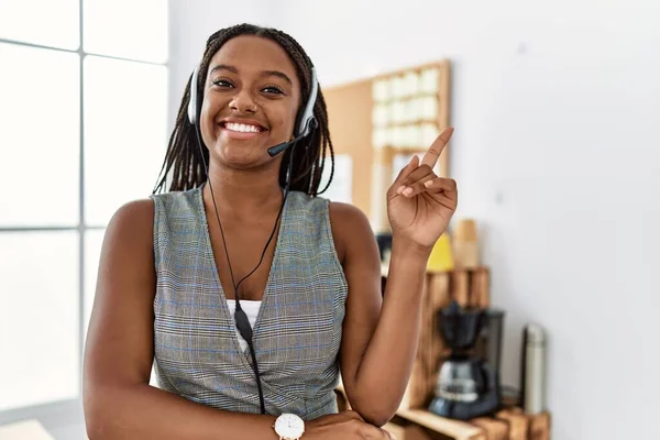 Junge Afroamerikanerin Die Büro Arbeitet Und Ein Headset Trägt Lächelt — Stockfoto