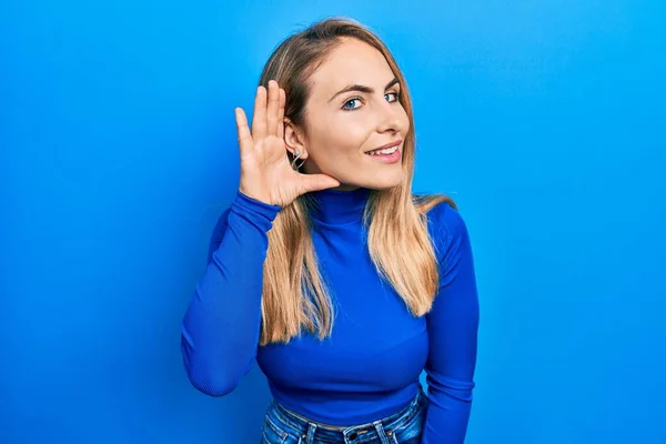 Young Caucasian Woman Wearing Casual Clothes Smiling Hand Ear Listening — Stock Photo, Image