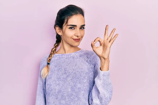 Gündelik Kıyafetler Giyen Gülümseyen Genç Spanyol Kız Parmaklarıyla Tamam Işareti — Stok fotoğraf