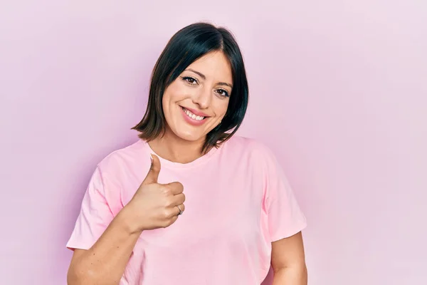 Mujer Hispana Joven Vistiendo Una Camiseta Rosa Casual Haciendo Gesto —  Fotos de Stock