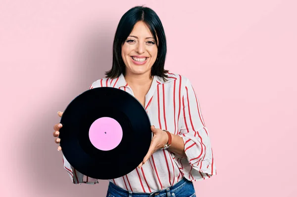 Ung Latinamerikansk Tjej Håller Vinylskiva Leende Och Skrattar Högt Eftersom — Stockfoto