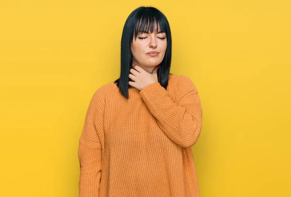 Junge Hispanische Frau Lässiger Kleidung Berührt Schmerzhaften Hals Halsschmerzen Wegen — Stockfoto