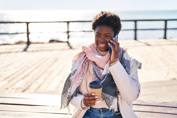 Afričanky Americká Žena Mluví Smartphone Pití Kávy Sedí Lavičce Moře — Stock fotografie