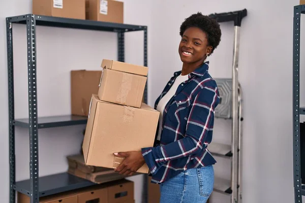 Afrikaans Amerikaanse Vrouw Commerce Zakenman Holding Pakketten Kantoor — Stockfoto