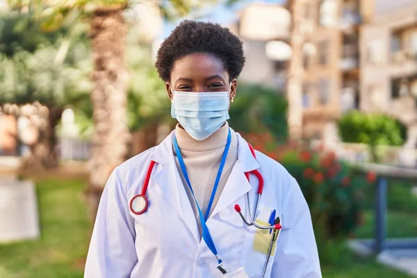Αφροαμερικανή Γυναίκα Που Φοράει Ιατρική Στολή Και Ιατρική Μάσκα Στέκεται — Φωτογραφία Αρχείου