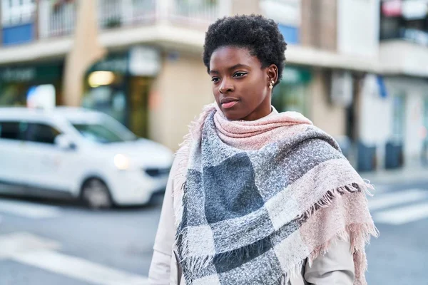 Sokakta duran rahat yüzlü Afrikalı Amerikalı kadın.