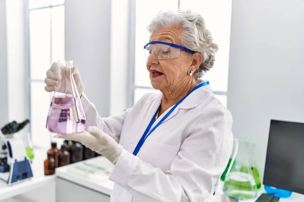 Ältere Grauhaarige Frau Wissenschaftleruniform Hält Reagenzglas Labor — Stockfoto