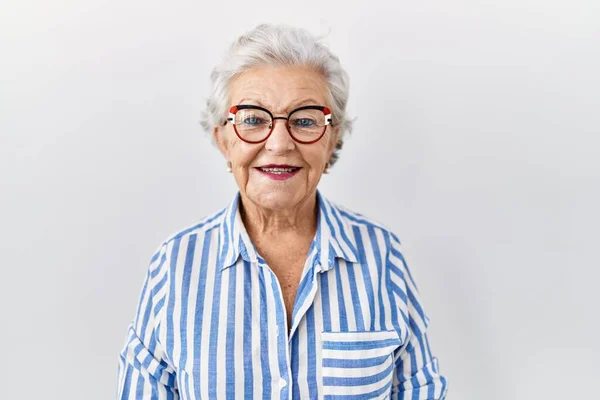 白发苍苍的老妇人站在白色的背景上 脸上挂着快乐而凉爽的微笑 幸运的人 — 图库照片