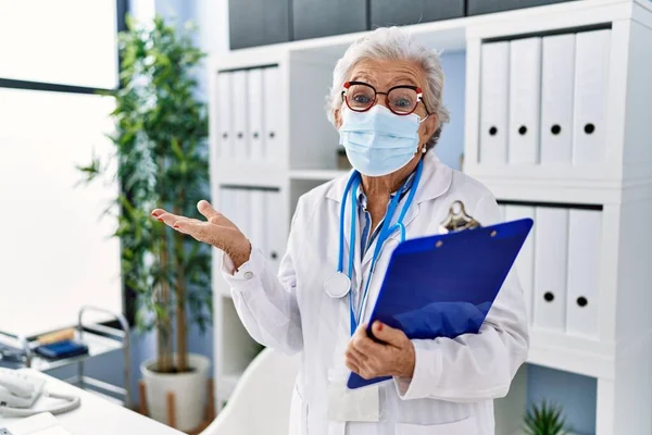 Femme Âgée Avec Les Cheveux Gris Portant Uniforme Médecin Masque — Photo