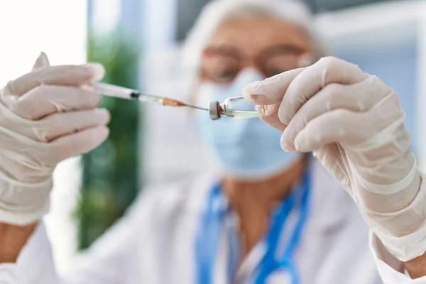 Старша Сіро Волохата Жінка Уніформі Лікаря Медичній Масці Тримає Вакцину — стокове фото