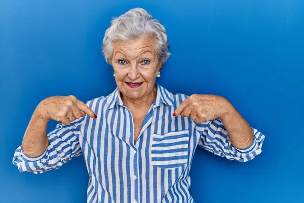 Senior Vrouw Met Grijs Haar Staan Blauwe Achtergrond Kijken Zelfverzekerd — Stockfoto