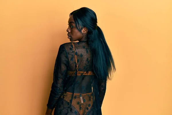 Genç Afrikalı Amerikalı Kadın Seksi Çamaşırları Giyiyor Sarı Arka Planda — Stok fotoğraf
