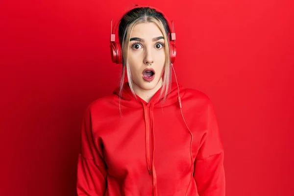 Mladá Moderní Dívka Tělocvičně Oblečení Pomocí Sluchátek Strach Šokovaný Překvapením — Stock fotografie