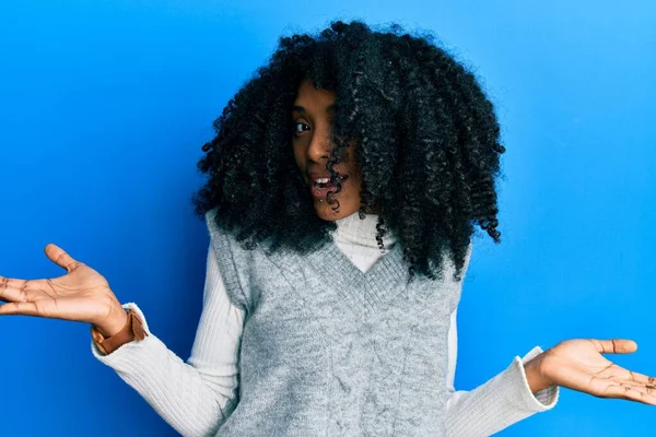 Afroamerikanerin Mit Afro Haaren Trägt Lässigen Winterpullover Lächelnd Beide Hände — Stockfoto