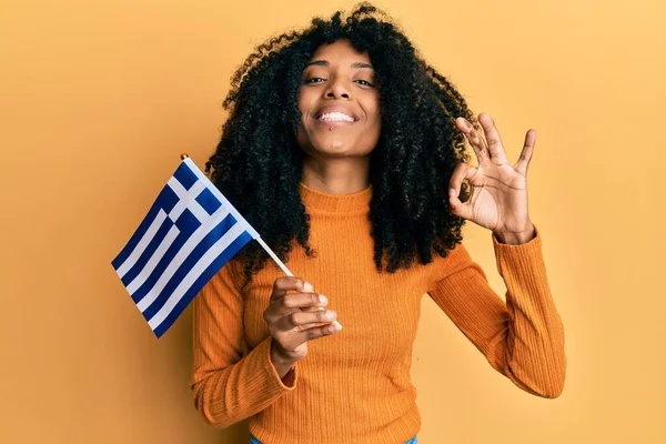 Africká Americká Žena Afro Vlasy Drží Řeckou Vlajku Dělá Znamení — Stock fotografie