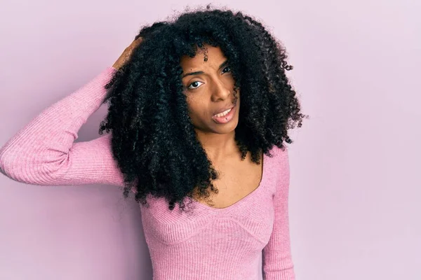 Африканская Американка Афроволосами Розовой Рубашке Сбивает Толку Задается Вопросом Неуверенный — стоковое фото
