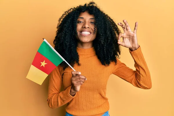 Африканская Американка Афроволосами Держащая Сенегальский Флаг Делает Хорошо Знак Пальцами — стоковое фото