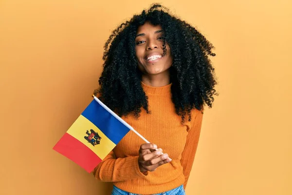 Africká Americká Žena Afro Vlasy Drží Moldavskou Vlajku Vypadá Pozitivně — Stock fotografie